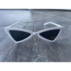 Petals & Peacocks Zumiez Retro Y2K Mod Triangle White Sunglasses UV 400 NWT